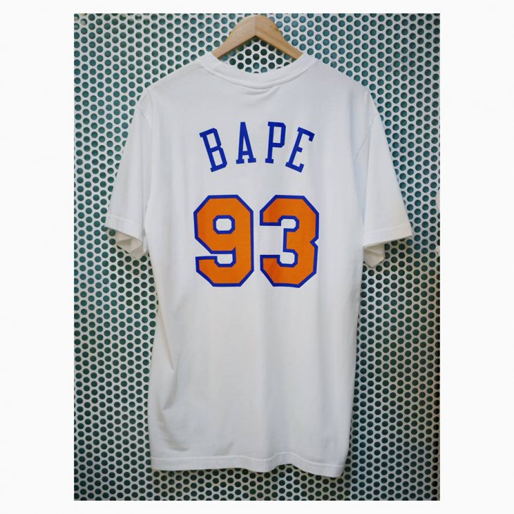 A BATHING APE® x MITCHELL & NESS KNICKS TEE WHITE
