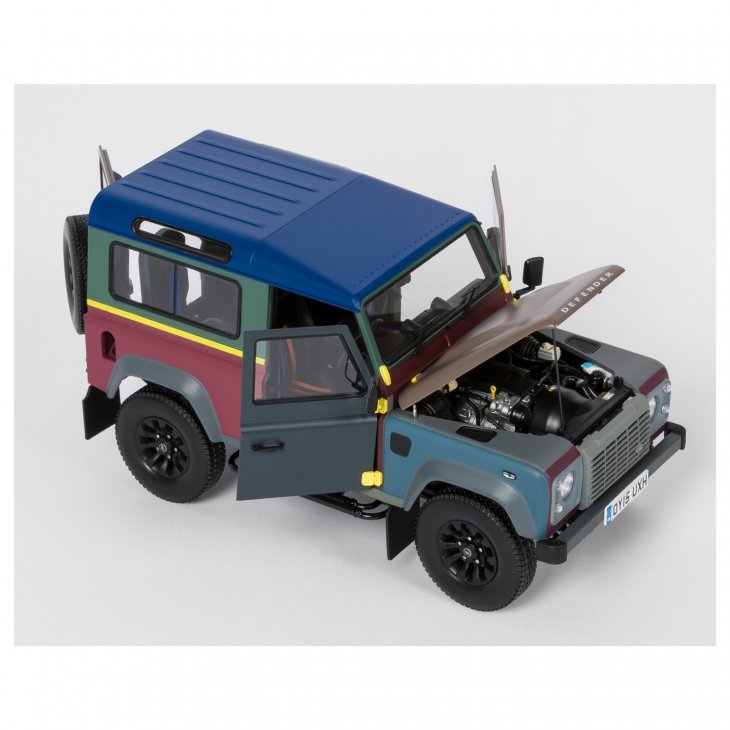 1:18 Land Rover Defender 90 Paul Smith Die Cast Metal Collector\'s Edition