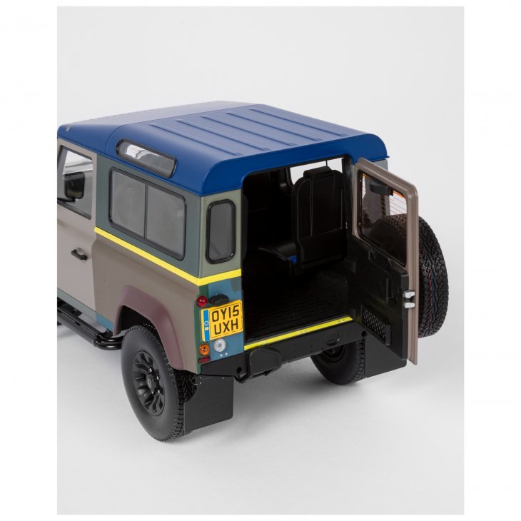 1:18 Land Rover Defender 90 Paul Smith Die Cast Metal Collector\'s Edition