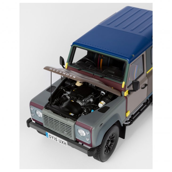1:18 Land Rover Defender 90 Paul Smith Die Cast Metal Collector\'s Edition